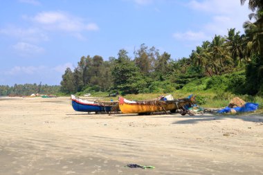 28 Aralık 2022 - Hindistan 'da Kannur, Kerala: Dharmadam sahilinde balıkçı tekneleri