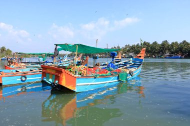 28 Aralık 2022 - Hindistan 'da Kannur, Kerala: Öğlen balık avladıktan sonra renkli balıkçı tekneleriyle Balıkçılık Sarayı
