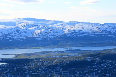 Yazın Storsteinen tepesinden Norveç 'in Tromso şehrine inanılmaz bir manzara