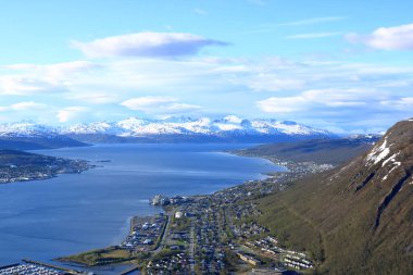 Yazın Tromso Norveç çevresindeki beyaz kar manzarası