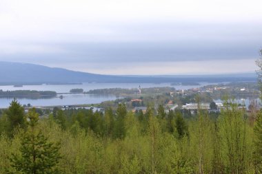 Arjeplog kommun 'da Rappen Gölü kıyısındaki Idyllic su manzarası, İsveç' te Norrbotten