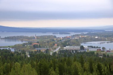 Arjeplog kommun 'da Rappen Gölü kıyısındaki Idyllic su manzarası, İsveç' te Norrbotten