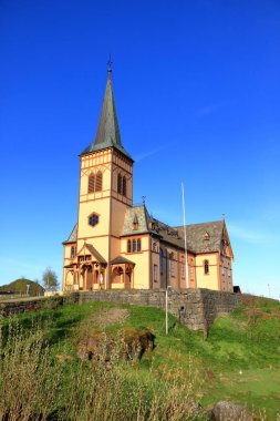 Mavi gökyüzündeki Kabelvag Tahta Kilisesi, Lofoten Adaları, Norveç