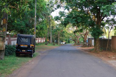 27 Aralık 2022 - Hindistan 'da Kannur, Kerala: Küçük bir Hint kasabasında akşamları sakin sokaklar