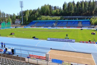 25 Mayıs 2022 - Lahti Finlandiya 'da: Lahti Futbol Stadyumu, bir atletizm yarışmasına hazırlanıyor
