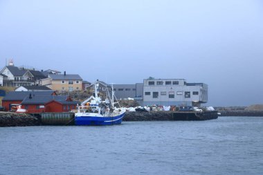 27 Mayıs 2022 - Norveç 'te Honningsvag: Finlandiya' da Honningsvag Limanı: Kuzey Burnu 'na yolculuklarının başlangıç noktası olarak yolcu gemileri ve turistler için üs