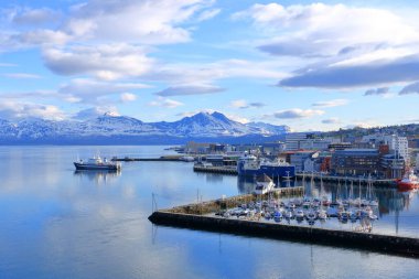 28 Mayıs 2022 - Norveç 'te Tromso: Gemiler limana yaklaşıyor, arkada Karlı dağlar