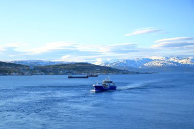 28 Mayıs 2022 - Norveç 'te Tromso: Gemiler limana yaklaşıyor, arkada Karlı dağlar