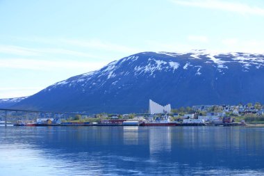 28 Mayıs 2022 - Norveç 'te Tromso: Güneşli bir yaz gününde Kuzey Kutup Katedrali manzarası
