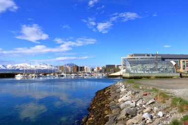 28 Mayıs 2022 - Norveç 'te Tromso: Norveç' in uzak kuzeyindeki Tromso 'da renkli botlarla pitoresk liman