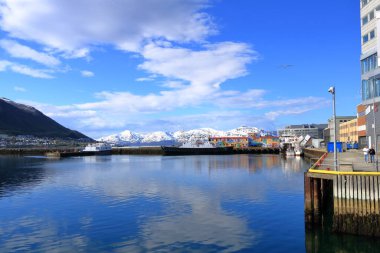 28 Mayıs 2022 - Norveç 'te Tromso: Norveç' in uzak kuzeyindeki Tromso 'da renkli botlarla pitoresk liman