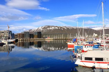 28 Mayıs 2022 - Norveç 'te Tromso: Norveç' in uzak kuzeyindeki Tromso 'da renkli botlarla pitoresk liman
