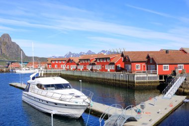 29 Mayıs 2022 - Svolvaer, Lofoten, Norveç: Yazın limana bir bakış