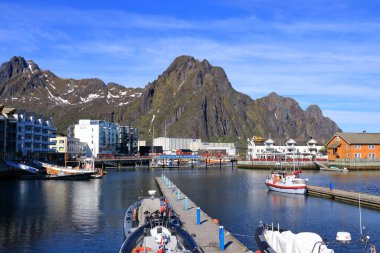 29 Mayıs 2022 - Svolvaer, Lofoten, Norveç: Yazın limana bir bakış