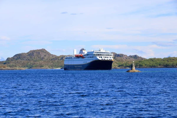 2022年5月29日 ノルウェー ロフテン州スヴァーバー 英語版 ハヴィラ キュストテン 英語版 のクルーズ客船ハヴィラ キャスターがフィヨルドを航行 — ストック写真