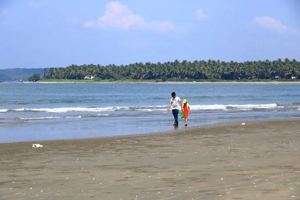 2022 인도의 케랄라에 사람들 해변을 즐긴다 — 스톡 사진