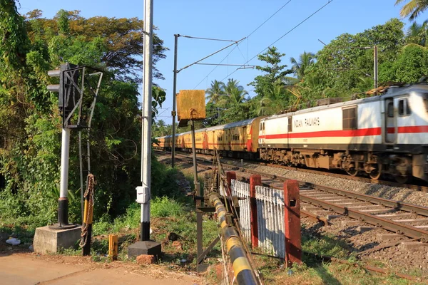2022年12月28日 インドのケーララ州カンウル インドの鉄道交差点 — ストック写真
