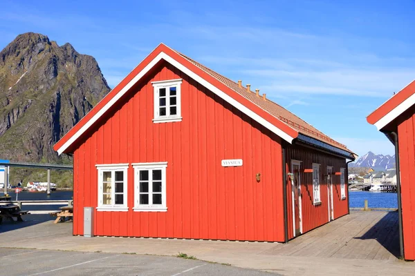 2022年5月29日 ノルウェー ロフトテン州スヴァーバー ロフトテン島の街の景色 美しい明るい風景 伝統的な赤い家 — ストック写真