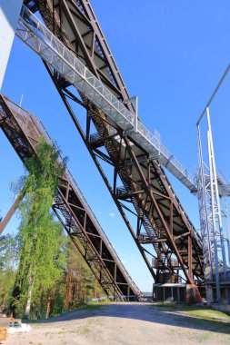 Yazın kayak atlama tesisinin üst kısmı kayak kuleleri, Finlandiya 'da Lahti.