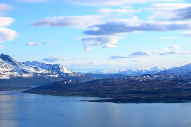 Yazın Tromso Norveç çevresindeki beyaz kar manzarası