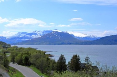 Tjelsund Köprüsü 'nden Tjelsund Fjord' a bakın. Norveç anakarasını Kral Olaf 'ın yolundaki Lofoten adalarına bağlıyor.