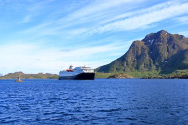 29 Mayıs 2022 - Svolvaer, Lofoten, Norveç Havila Kystruten yolcu gemisi Havila Castor fiyorttan geçiyor
