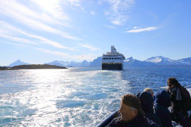 29 Mayıs 2022 - Svolvaer, Lofoten, Norveç Havila Kystruten yolcu gemisi Havila Castor fiyorttan geçiyor