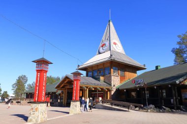 26 Mayıs 2022 - Finlandiya 'da Rovaniemi: Yazın Kutup Dairesi' nde Noel Baba tatil köyü