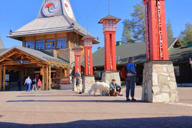 26 Mayıs 2022 - Finlandiya 'da Rovaniemi: Yazın Kutup Dairesi' nde Noel Baba tatil köyü