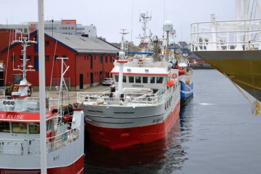 27 Mayıs 2022 - Norveç 'te Honningsvag: Finlandiya' da Honningsvag Limanı: Kuzey Burnu 'na yolculuklarının başlangıç noktası olarak yolcu gemileri ve turistler için üs