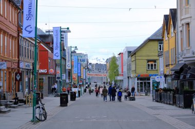 28 Mayıs 2022 - Norveç 'te Tromso: Gece yarısı güneşi altındaki binalar. Tromso, nüfusu 50.000 'in üzerinde olan dünyanın en kuzeydeki şehri olarak kabul edilir.
