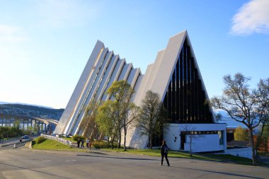 28 Mayıs 2022 - Norveç 'te Tromso: Güneşli bir yaz gününde Kuzey Kutup Katedrali manzarası