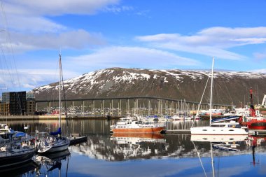 28 Mayıs 2022 - Norveç 'te Tromso: Tromso' ya giden köprünün yaz manzarası