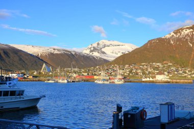 28 Mayıs 2022 - Norveç 'te Tromso: Norveç' in uzak kuzeyindeki Tromso 'da renkli botlarla pitoresk liman