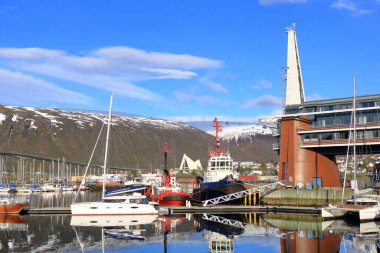 28 Mayıs 2022 - Norveç 'te Tromso: Norveç' in uzak kuzeyindeki Tromso 'da renkli botlarla pitoresk liman