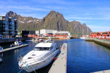 29 Mayıs 2022 - Svolvaer, Lofoten, Norveç: Yazın limana bir bakış