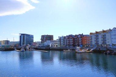 29 Mayıs 2022 - Svolvaer, Lofoten, Norveç: Lofoten adalarında şehir manzarası, güzel parlak manzara, geleneksel kırmızı evler
