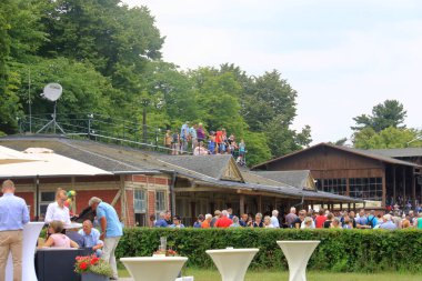 16 Haziran 2018 - Almanya 'da Galopprennbahn Dresden Seidnitz: İnsanlar At yarışından hoşlanıyor