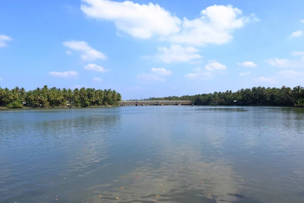 Hindistan Kerala Kannur Daki Dharmadam Plajının Arkasındaki Göl Durgun Sular — Stok fotoğraf