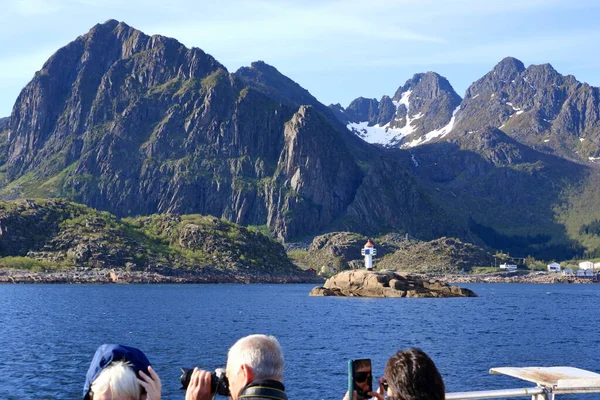 从船上看到的挪威罗浮敦岛上的山脉和峡湾 — 图库照片