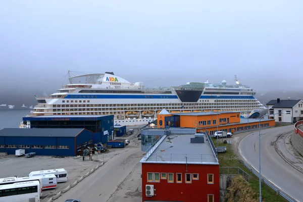 2022年5月27日 挪威Honningsvag 北角附近港口的游轮 — 图库照片