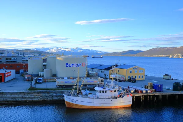 Mayo 2022 Tromso Noruega Los Buques Acercan Puerto Las Montañas —  Fotos de Stock