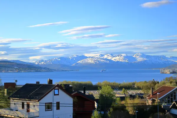 Mei 2022 Tromso Noorwegen Schepen Naderen Haven Sneeuwbergen Achtergrond — Stockfoto