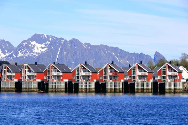 2022年5月29日 挪威罗浮敦的斯沃尔沃耶 罗浮敦岛上的城市景观 美丽而明亮的风景 传统的红房子 — 图库照片