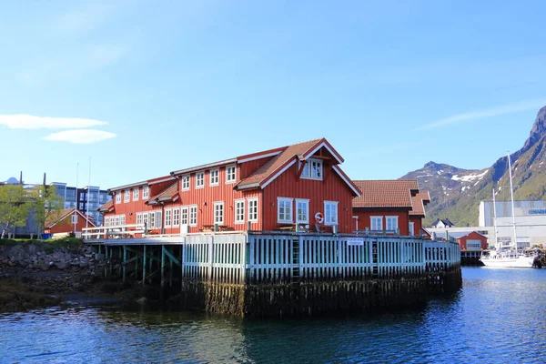 2022年5月29日 ノルウェー ロフトテン州スヴァーバー ロフトテン島の街の景色 美しい明るい風景 伝統的な赤い家 — ストック写真