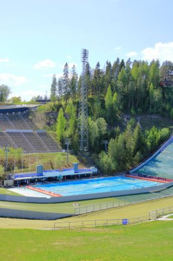 25 Mayıs 2022 - Lahti, Finlandiya: Yazın kayak atlama tesisinin dibinde yüzme havuzu