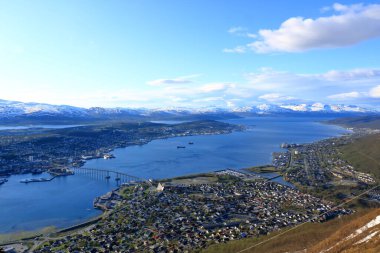 Yazın Storsteinen tepesinden Norveç 'in Tromso şehrine inanılmaz bir manzara