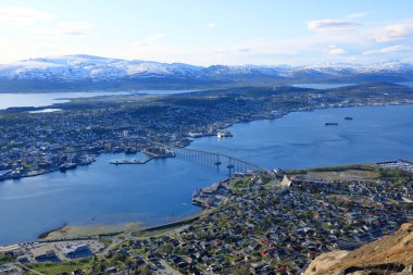 Yazın Storsteinen tepesinden Norveç 'in Tromso şehrine inanılmaz bir manzara