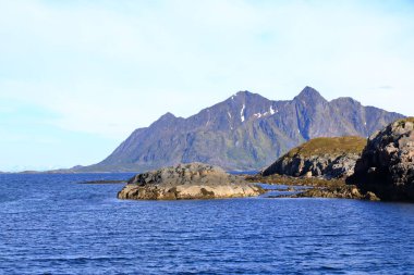 Norveç 'teki Lofoten adalarındaki dağlar ve fiyortlar tekneden izleniyor.