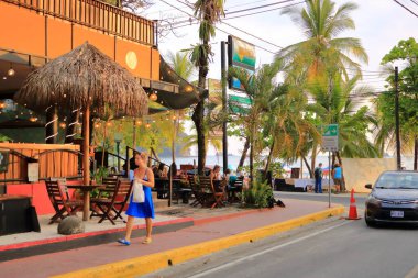 4 Mart 2023 - Manuel Antonio, Quepos Kosta Rika: Ulusal Park 'ın kapısına giden yol